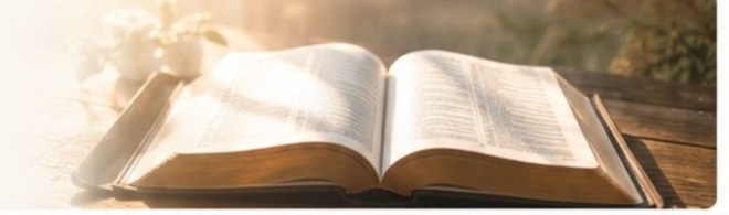 Biblia abierta sobre una mesa de madera